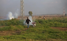 العدو الصهيوني يطلق قنابل الغاز صوب الأراضي الزراعية شرق المغازي بقطاع غزة