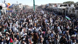 مسيرات حاشدة في الجوف تنديدا بالاعتداء الأمريكي على البحرية اليمنية