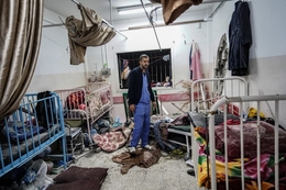 الصحة بغزة: العدو يضع حياة الكوادر الطبيّة النازحين بمستشفى ناصر ضمن دائرة “الخطر الشديد”