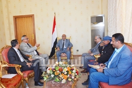 الرهوي يناقش مع رئيس الوزراء النشاط الحكومي في المجالات ذات الأولوية