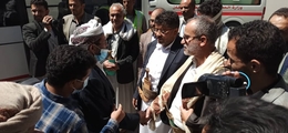 عضو السياسي الأعلى  الحوثي في مقدمة مستقبلي الجرحى في مطار صنعاء (تقرير مصور)