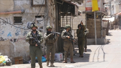 العدو الصهيوني يعتقل فلسطينيا في طوباس ويحتجز آخرين في الخليل