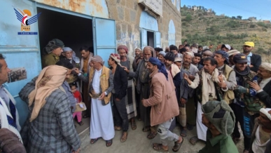 فرع مكتب الزكاة بمديرية حفاش بالمحويت يدشن توزيع الزكاة العينية