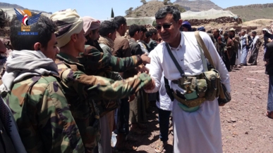 تفقّد أحوال المرابطين في جبهة الضالع وتقديم قافلة عيدية