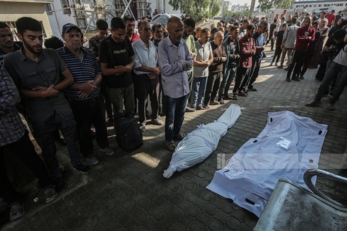 "الدفاع المدني" بغزة ينقل جثامين 48 شهيداً من مقبرة داخل مشفى المعمداني