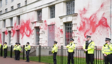 احتجاجات أمام مقر وزارة الدفاع البريطانية ضد استمرار بيع الأسلحة للكيان الصهيوني