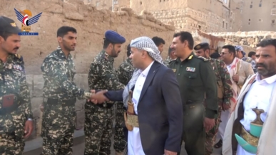 محافظ عمران يزور المرابطين في النقاط الأمنية وروضة الشهداء