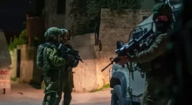 العدو الإسرائيلي يعتقل 32 فلسطينيا بينهم أسرى محررون من الضفة والقدس