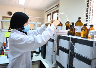 "الصحة بغزة" تحذر من توقف خدمات المختبرات ونقل الدم وسط العدوان والحصار "الإسرائيلي"