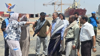   نائب رئيس هيئة الأركان والقائم بأعمال بعثة أونمها يطلعان على الأضرار بميناء الحديدة