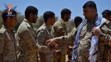 الشرعي يزور مرابطي جبهة نجران ويشيد بجهوزيتهم العالية لمواجهة الأعداء