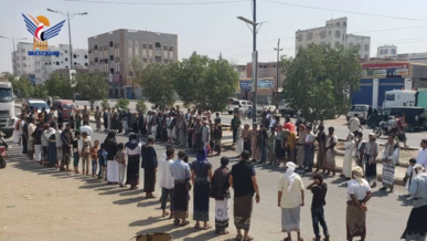 أبناء الحديدة يؤكدون ثباتهم على الموقف ويعلنون النفير والجهاد في مواجهة الأعداء أبناء الحديدة يؤكدون ثباتهم على الموقف ويعلنون النفير والجهاد في مواجهة الأعداء