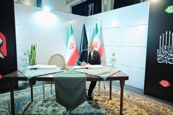 رئيس الوزراء الباكستاني يدوّن كلماته في سجل التعازي خلال مراسم تشييع الشهيد آية الله علي خامنئي
