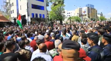 مسيرة في عمّان تحت شعار"كفى قتلاً" دعما لأهالي قطاع غزة