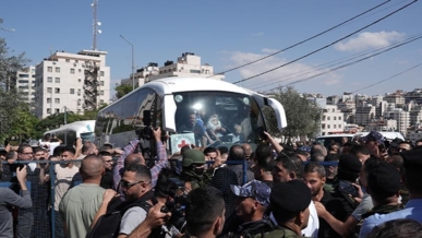 إطلاق نحو 2000 أسير فلسطيني في أكبر صفقة تبادل للأسرى بين المقاومة والعدو الاسرائيلي 