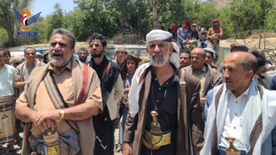 محافظ البيضاء يلتقي مشايخ ووجهاء عزلة حمره بمديرية الطفة