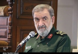 رضائي: الرئيس الأمريكي يخون الدبلوماسية للمرة الثالثة