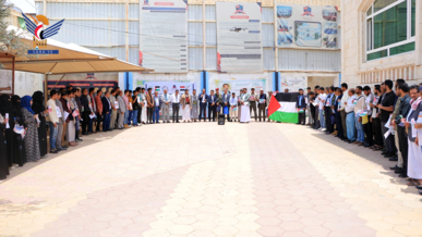 وقفة بكلية الطب بالجامعة الإماراتية لنصرة الشعب الفلسطيني 