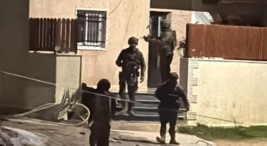 قوات العدو الصهيوني تقتحم منازل  وتسلم إشعارات هدم في القدس المحتلة