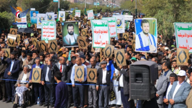 مسيرة طلابية غاضبة بجامعة صنعاء رفضاً للإساءات الأمريكية للقرآن الكريم