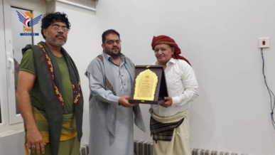  نائب وزير الثقافة والسياحة يزور الفنان محمد مقبل والمنشد محمد الحلبي