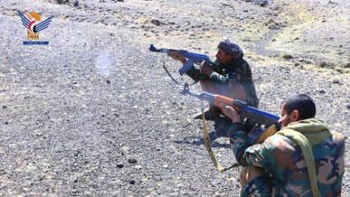 مسير وتطبيق قتالي ووقفة لخريجي دورات طوفان الأقصى بمديرية نهم