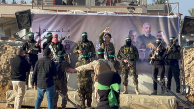 القسام تسلم الأسيرين "كالديرون وبيبس" للصليب الأحمر