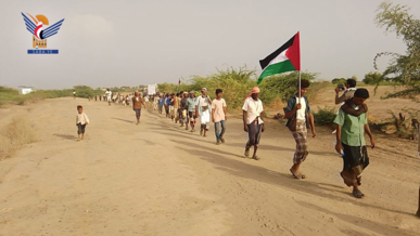 مسير شعبي لخريجي دورات "طوفان الأقصى" في اللحية بالحديدة