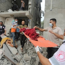 الدفاع المدني في غزة يعلن انتشال رفات شهيدتين في حي الصبرة جنوب مدينة غزة