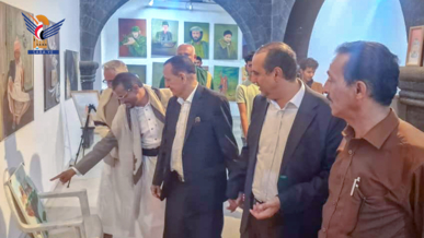 وزير الثقافة والسياحة ومحافظ عدن يطلعان على اللوحات التشكيلية في جاليري صنعاء