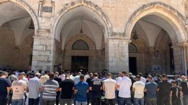 50 ألف مصلّ يؤدون صلاة الجمعة في المسجد الأقصى 