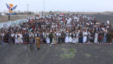  أبناء تعز يحتشدون في ثمان ساحات ويؤكدون استمرار دعمهم للشعب والقضية الفلسطينية