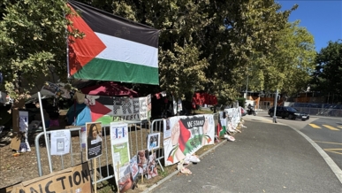 ناشطون ينصبون خيمة أمام مكتب الأمم المتحدة بجنيف احتجاجا على إبادة غزة