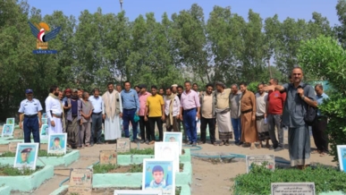 الحديدة.. قيادة وموظفو مؤسسة موانئ البحر الأحمر يزورون روضة الشهداء بمركز المحافظة