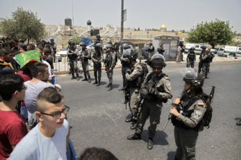 العدو الصهيوني يشدد إجراءاته العسكرية في الضفة ويغلق مداخل المدن