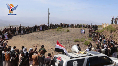 وقفة قبلية مسلّحة بمديرية مغرب عنس في ذمار لتأكيد الجهوزية وإعلان النفير العام