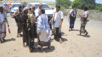 محافظ الحديدة يتفقد مشروع مبادرة مجتمعية لردم وتسوية طريق حيوي بالجراحي