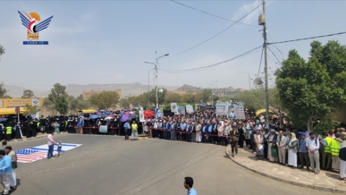 مسيرة طلابية حاشدة في جامعة صنعاء نصرة لغزة