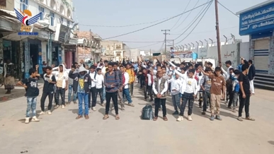 مسيرتان طلابيتان بمديريتي الحشاء وجبن في الضالع تنديداً بجرائم الكيان الصهيوني في غزة