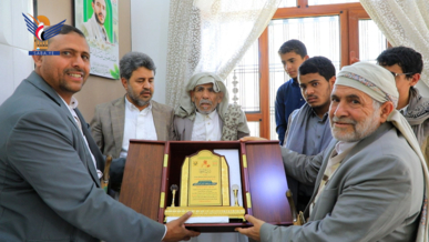 قيادة السلطة المحلية بصعدة تُكرّم أسرة الشهيد اللواء الحمران