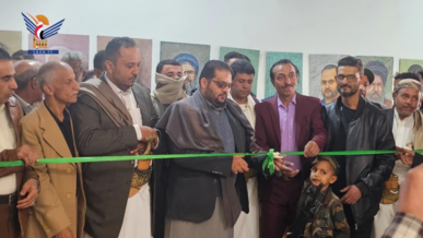 نائب وزير الثقافة والسياحة يفتتح المعرض التشكيلي" شهداء على طريق القدس"