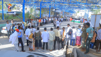 وقفة لموظفي مكتب الصحة بالحديدة ومستشفى باجل تنديدا بجرائم الابادة والتجويع في غزة