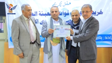وزير الخدمة المدنية يُكّرم خريجي دورات "طوفان الأقصى" من منتسبي الوزارة