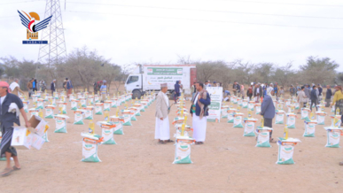 تعز.. تدشين توزيع 170 سلة غذائية رمضانية للأسر المتضررة بعزلة الجندية العليا