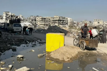 على حافة "الخط الأصفر".. العطش والمرض يحاصران آلاف النازحين في غزة