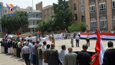 وقفة بوزارة الإدارة المحلية تندد بمجزرة العدو الصهيوني بمواصي خان يونس