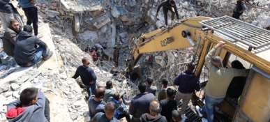 الدفاع المدني: 10 آلاف شخص لا يزالون تحت الأنقاض والعدو يرفض إدخال المعدات الدفاع المدني: 10 آلاف شخص لا يزالون تحت الأنقاض والعدو يرفض إدخال المعدات