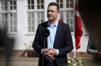 رئيس وزراء غرينلاند يحذّر: واشنطن لا تزال تسعى امتلاك الجزيرة