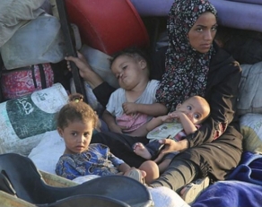 أرملة غزية تقطع 20 كيلومترًا نازحة سيرًا مع أطفالها بعد تدمير منزلها