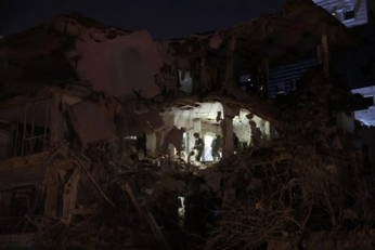 "هآرتس": دمار غير مسبوق في "تل أبيب" من جراء الصواريخ الإيرانية